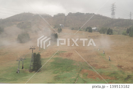 霧 ゲレンデ スキー場 リフトライン 山 斜面 日本 曇天 風景 無人 背景素材 霧 ゲレンデ スキー場 リフトライン 山 斜面 日本 曇天 風景 無人 背景素材 139513182