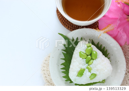 枝豆のおにぎりと日本茶 139513329