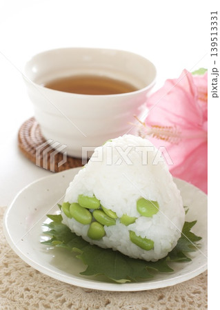 枝豆のおにぎりと日本茶 139513331