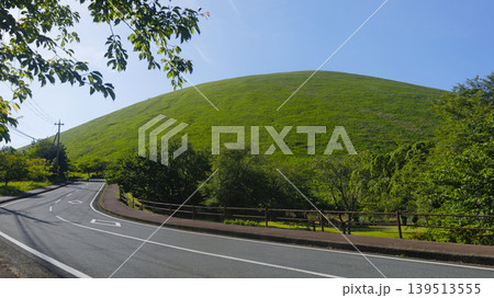 5月の大室山(伊豆高原)付近の美しい眺めの道路 5月の大室山(伊豆高原)付近の美しい眺めの道路 139513555