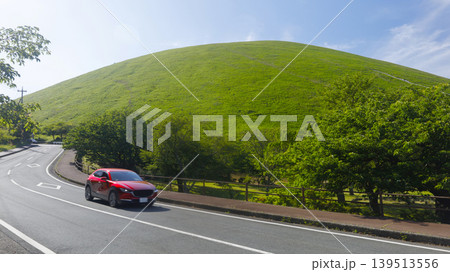 新緑の季節の大室山(伊豆高原)付近の道路と赤いスポーツカー(マツダ) 新緑の季節の大室山(伊豆高原)付近の道路と赤いスポーツカー(マツダ) 139513556
