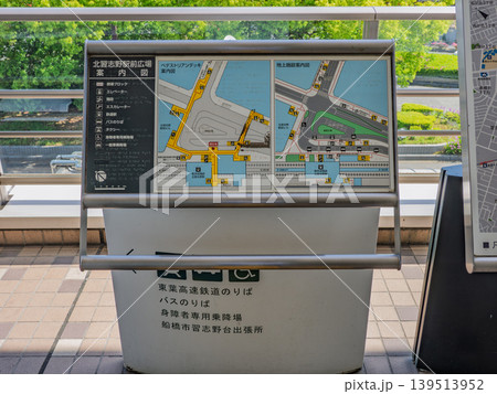 駅前ペデストリアンデッキに設置された点字対応バリアフリー案内板 駅前ペデストリアンデッキに設置された点字対応バリアフリー案内板 139513952
