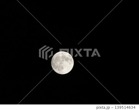 夜空に浮かぶ月 139514634
