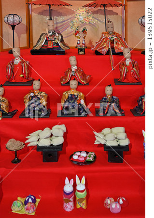 土浦の雛まつり創作雛 手作りの人形が赤毛氈に並ぶ温かな伝統美の段飾り 土浦の雛まつり創作雛 手作りの人形が赤毛氈に並ぶ温かな伝統美の段飾り 139515022