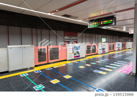 京王線調布駅のホームから電車に乗る　東京都調布市布田 139515066