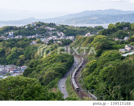 【東海道本線】早朝の海沿いの街を走行する普通列車 139515188