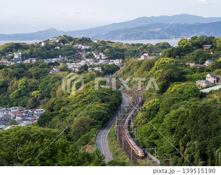 【東海道本線】早朝の海沿いの街を走行するサンライズ瀬戸・出雲 【東海道本線】早朝の海沿いの街を走行するサンライズ瀬戸・出雲 139515190