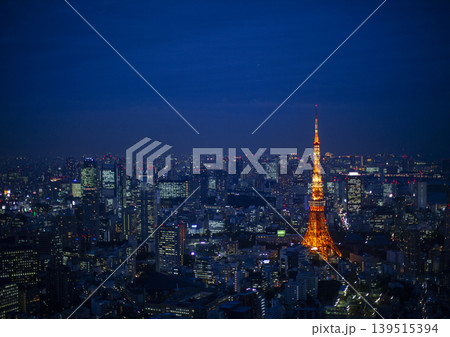 霧に包まれる夜の都心の夜景 139515394
