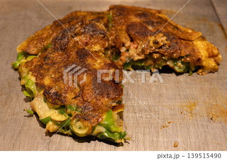 食べかけの美味しい大阪の牛すじねぎ焼 食べかけの美味しい大阪の牛すじねぎ焼 139515490