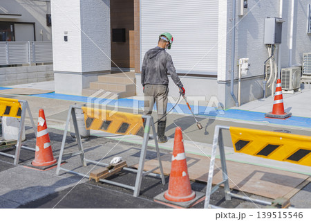 新築住宅前で外構工事を行う作業員とカラーコーン 顔なし 新築住宅前で外構工事を行う作業員とカラーコーン 顔なし 139515546