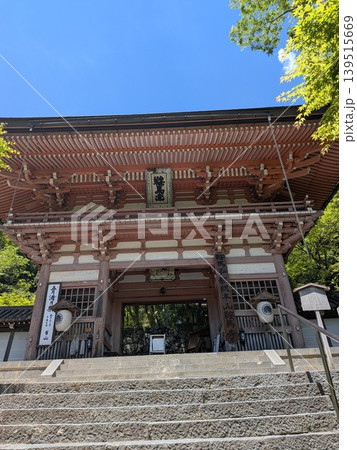新緑に包まれる京都・鞍馬寺の仁王門 新緑に包まれる京都・鞍馬寺の仁王門 139515669