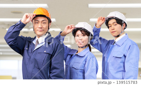 ヘルメットを着用した建設会社スタッフの集合写真 139515783