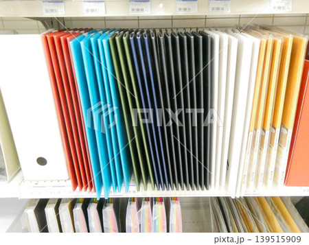 カラフルな文房具の折りたためるカラーボックス 139515909