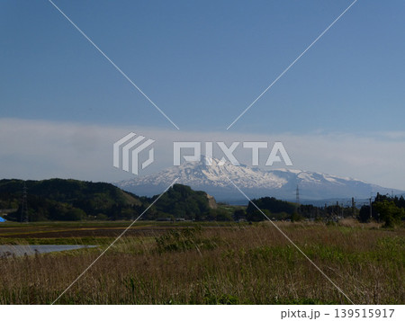五月に成ると農作業が本格化する 秋田と山形の県境にそびえる五月の標高2236mの鳥海山 五月に成ると農作業が本格化する 秋田と山形の県境にそびえる五月の標高2236mの鳥海山 139515917