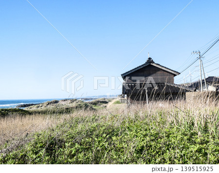 秋田日本海の海岸線に達瓦葺きの民家 海の見える小高い丘の漁村 秋田日本海の海岸線に達瓦葺きの民家 海の見える小高い丘の漁村 139515925