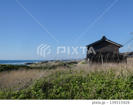 秋田日本海の海岸線に達瓦葺きの民家 海の見える小高い丘の漁村 秋田日本海の海岸線に達瓦葺きの民家 海の見える小高い丘の漁村 139515926