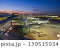 黄昏時に出発待ちをする航空機 黄昏時に出発待ちをする航空機 139515934