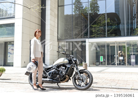 丸の内でバイク通勤する女性ライダー 丸の内でバイク通勤する女性ライダー 139516061