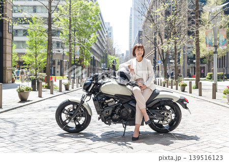 丸の内でバイクに乗る女性ライダー 139516123