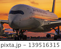 朝焼けに輝く航空機 朝焼けに輝く航空機 139516315