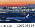 黄昏時に地上滑走する航空機と富士山 黄昏時に地上滑走する航空機と富士山 139516316