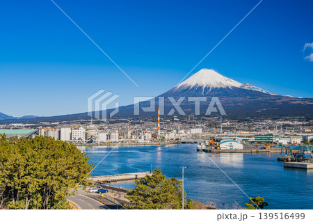 富士市の街並みと田子の浦港の風景(静岡県) 富士市の街並みと田子の浦港の風景(静岡県) 139516499