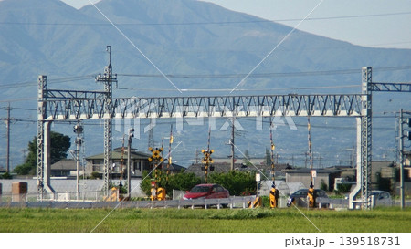 赤城山の襞が彫刻になり皐月の風を散りばめる伊480号踏切道(2018.5.4) 初夏の日差しは皐月色 139518731