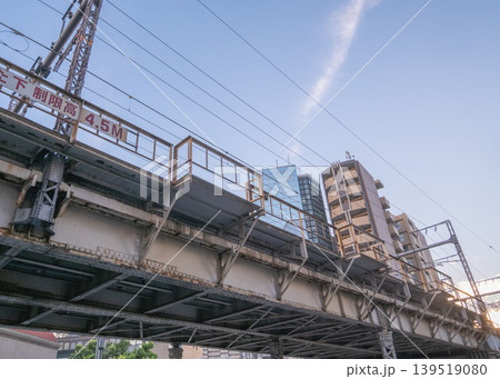鉄道の高架橋と青空に映える都市のビル 139519080