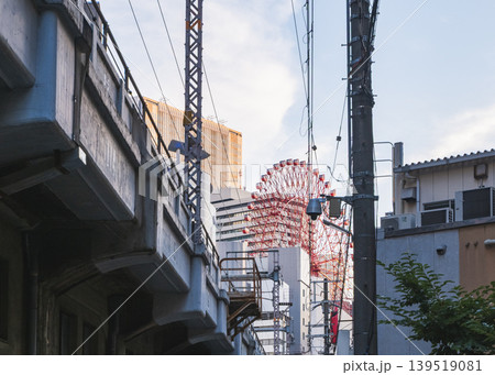 都市の隙間から見える赤い観覧車と高架橋の風景 139519081