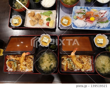 仲間と会食 139519321
