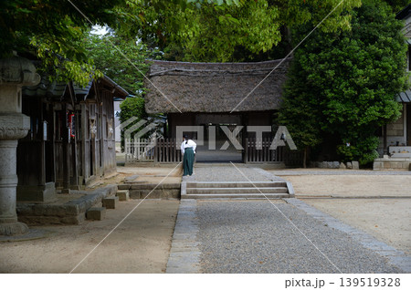 常陸国総社宮、隋神門と巫女 139519328