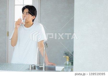 グラスに入った水を飲む男性 グラスに入った水を飲む男性 139519395