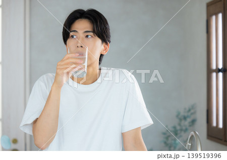 グラスに入った水を飲む男性 グラスに入った水を飲む男性 139519396