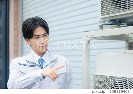 エアコンの点検をする作業員 エアコンの点検をする作業員 139519408