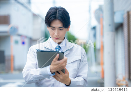 エアコンの点検をする作業員 エアコンの点検をする作業員 139519413