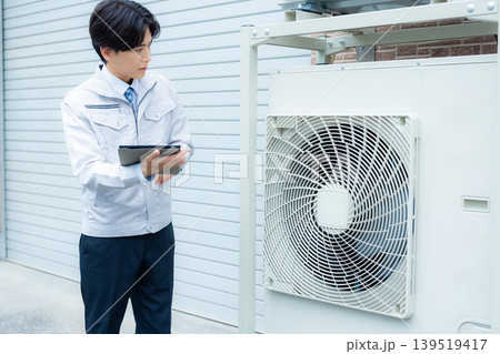 エアコンの点検をする作業員 エアコンの点検をする作業員 139519417