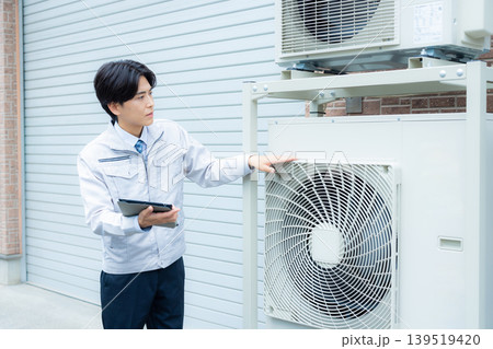 エアコンの点検をする作業員 エアコンの点検をする作業員 139519420