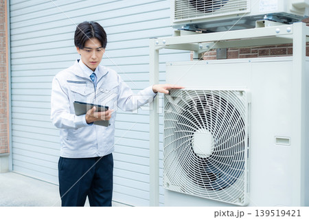 エアコンの点検をする作業員 エアコンの点検をする作業員 139519421