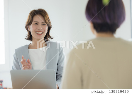 ミーティングをするビジネスウーマン　 139519439
