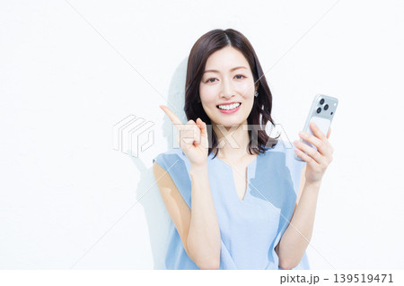 スマホを見る女性 スマホを見る女性 139519471