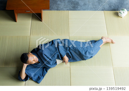 浴衣を着た外国人男性　　 139519492
