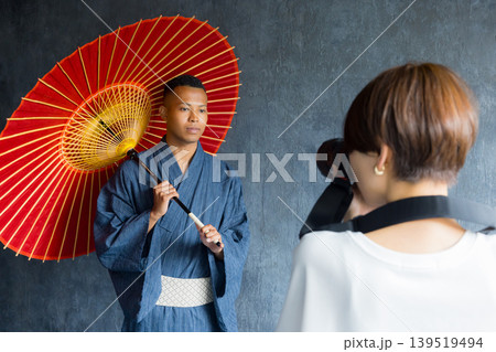 浴衣を着た外国人男性　 　 139519494