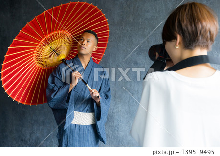 浴衣を着た外国人男性 浴衣を着た外国人男性 139519495