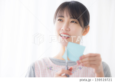 エプロンの女性 エプロンの女性 139519721