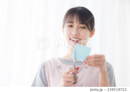 エプロンの女性 エプロンの女性 139519722