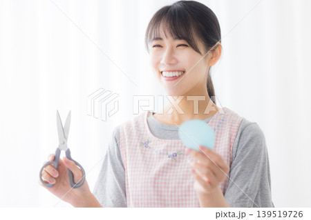 エプロンの女性 139519726