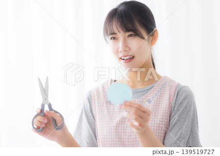 エプロンの女性 エプロンの女性 139519727