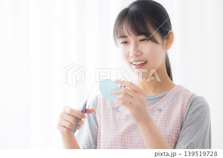 エプロンの女性 139519728