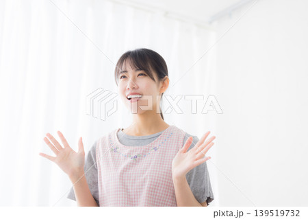 エプロンの女性 139519732