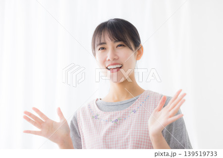 エプロンの女性 エプロンの女性 139519733